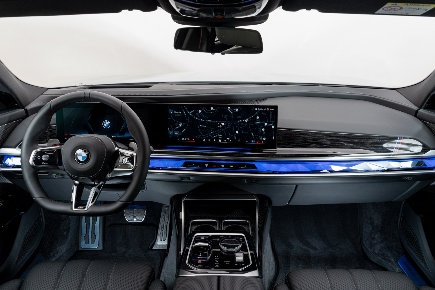 BMW 740d xDrive Msport | české předváděcí auto | luxusní naftová limuzína | skladem | super cena | nákup online na AUTOiBUY.com